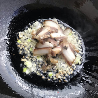剁椒腊肉炒菜花的做法步骤：4