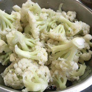 剁椒腊肉炒菜花的做法步骤：3
