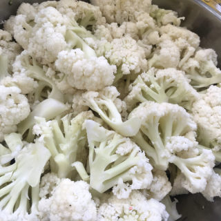 剁椒腊肉炒菜花的做法步骤：2