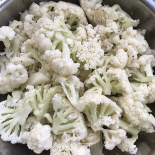 剁椒腊肉炒菜花的做法步骤：1