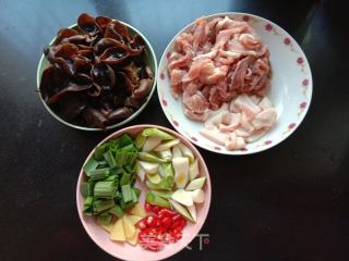 黑木耳炒肉的做法步骤：1