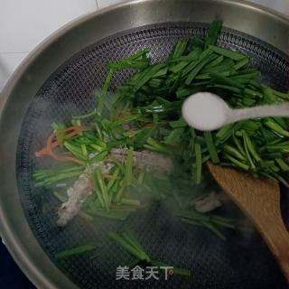 韭菜炒皮皮虾肉的做法步骤：9