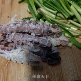 韭菜炒皮皮虾肉的做法步骤：2