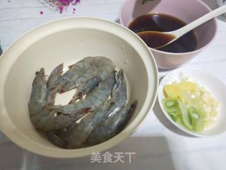 红烧虾的做法步骤：1