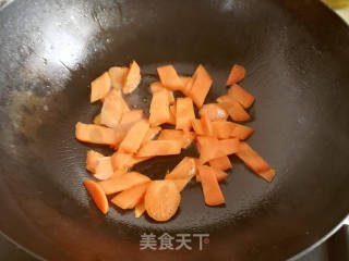 胡萝卜炒双花的做法步骤：3