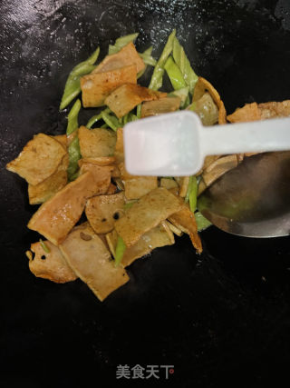 尖椒炒肉饼的做法步骤：7