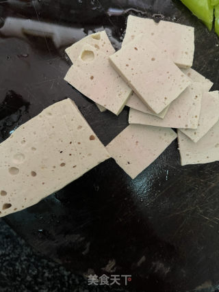 尖椒炒肉饼的做法步骤：2