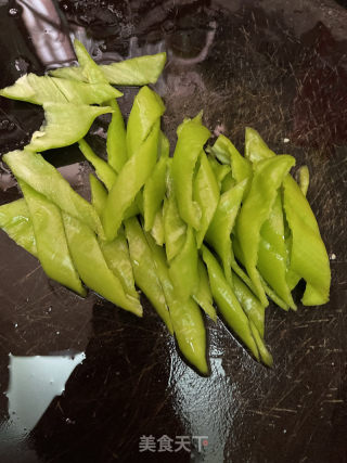 尖椒炒肉饼的做法步骤：1