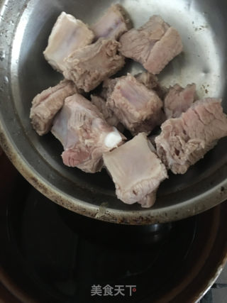 排骨白菜炖粉条的做法步骤：2