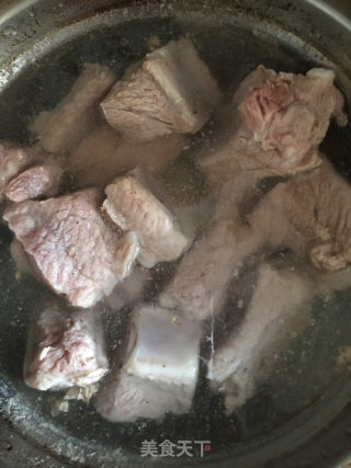 排骨白菜炖粉条的做法步骤：1