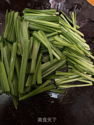 韭菜香干炒肉片的做法步骤：3
