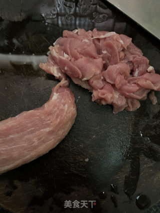 韭菜香干炒肉片的做法步骤：1