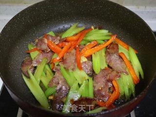 芹菜炒腊肠的做法步骤：8
