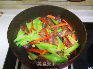 芹菜炒腊肠的做法步骤：6