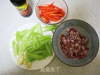 芹菜炒腊肠的做法步骤：2