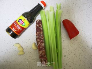 芹菜炒腊肠的做法步骤：1
