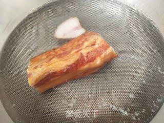 腊肉炒菜花的做法步骤：2