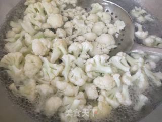 腊肉炒菜花的做法步骤：1