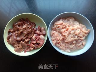 蒜苗炒鸭杂的做法步骤：2