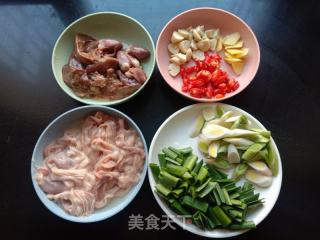 蒜苗炒鸭杂的做法步骤：1