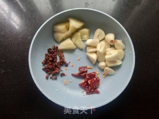 麻辣水煮鸡腿的做法步骤：2