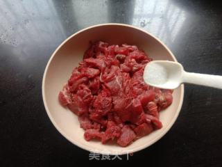 大葱青椒炒牛肉的做法步骤：2