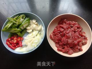 大葱青椒炒牛肉的做法步骤：1