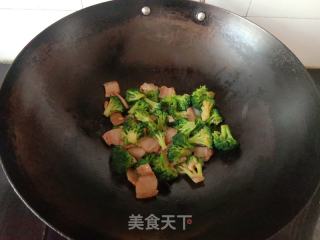 五花肉炒西蓝花的做法步骤：11