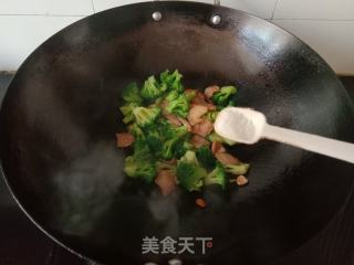 五花肉炒西蓝花的做法步骤：10