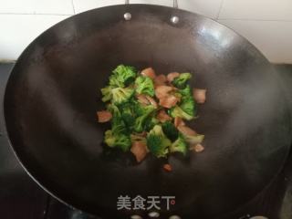五花肉炒西蓝花的做法步骤：9