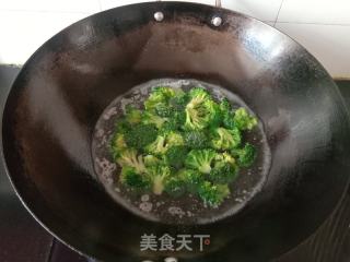 五花肉炒西蓝花的做法步骤：4
