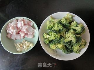 五花肉炒西蓝花的做法步骤：1