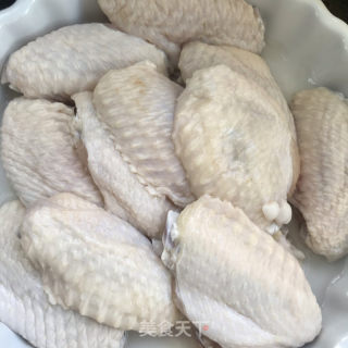 香辣鸡翅的做法步骤：1