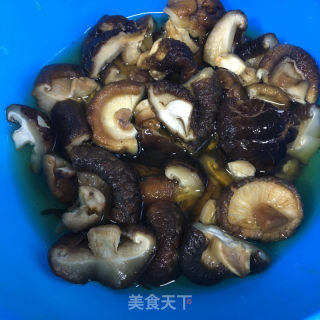 香菇胡萝卜烧鸡腿的做法步骤：2