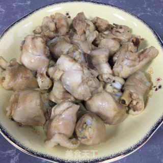 香菇胡萝卜烧鸡腿的做法步骤：1