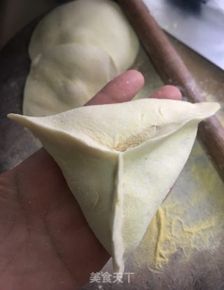 糖三角腊肠卷的做法步骤：6