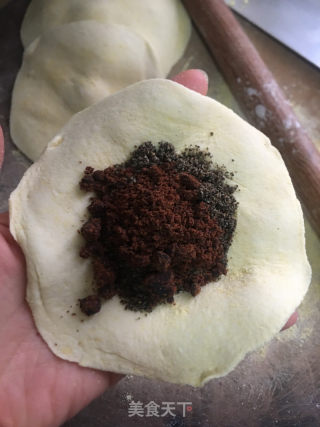 糖三角腊肠卷的做法步骤：5