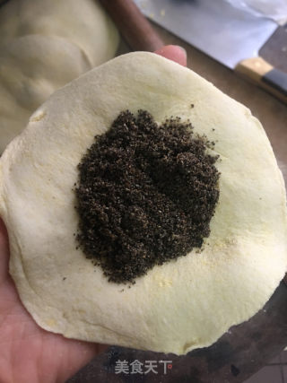 糖三角腊肠卷的做法步骤：4