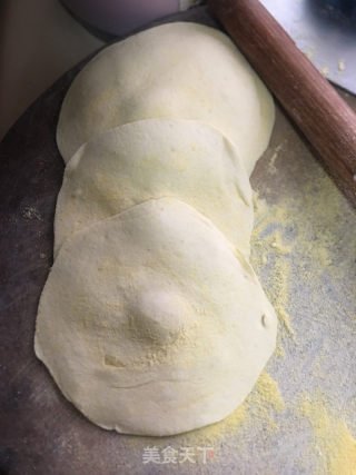 糖三角腊肠卷的做法步骤：3