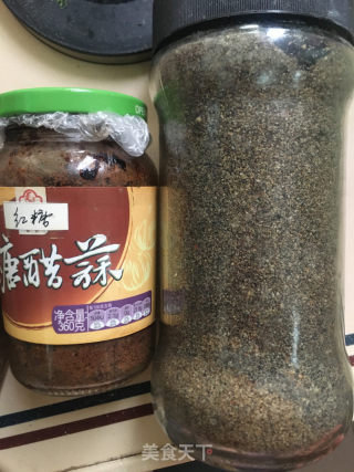 糖三角腊肠卷的做法步骤：2
