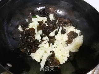黑木耳炒花菜的做法步骤：7