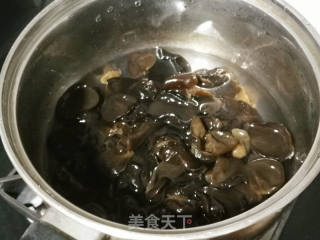黑木耳炒花菜的做法步骤：2