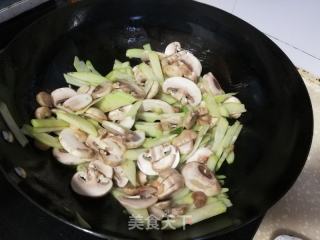 蘑菇佛手瓜炒肉片的做法步骤：8