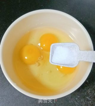 火腿肠炒鸡蛋的做法步骤：3