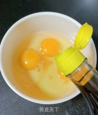 火腿肠炒鸡蛋的做法步骤：2