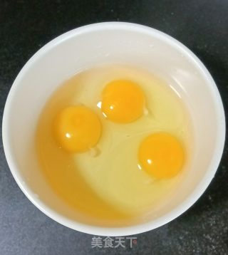 火腿肠炒鸡蛋的做法步骤：1