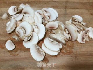 蘑菇炒青菜的做法步骤：2