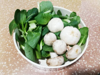 蘑菇炒青菜的做法步骤：1