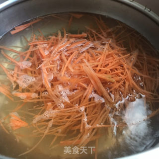 油泼胡萝卜丝拌豆芽的做法步骤：3
