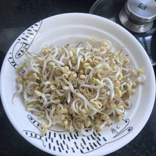 油泼胡萝卜丝拌豆芽的做法步骤：2